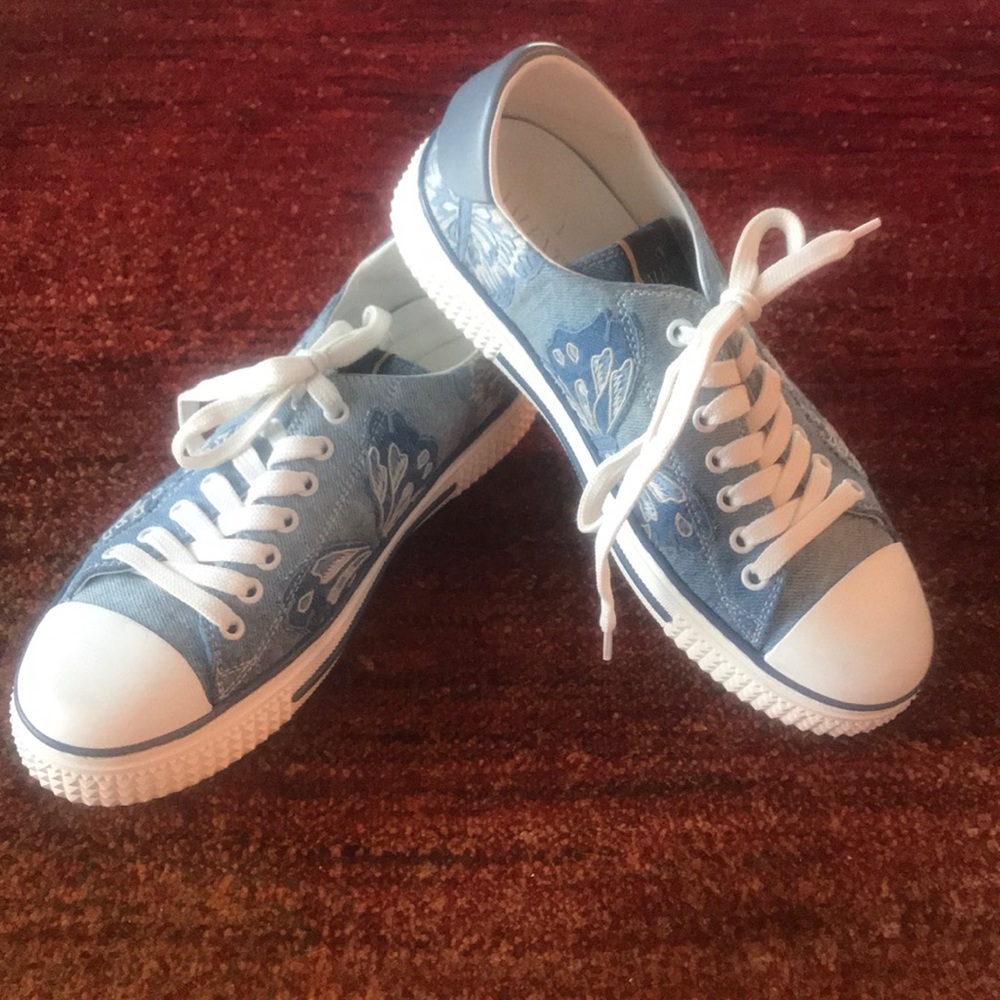 😄😄SOLD😄😄Valentino butterfly sneakers Sz 39/9